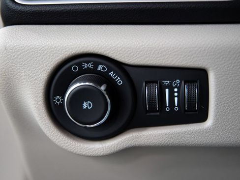 Used 2024 Chrysler Pacifica Touring-L FWD image 21