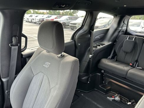 Used 2019 Chrysler Pacifica Touring Plus w/ S Appearance Package FWD image 12