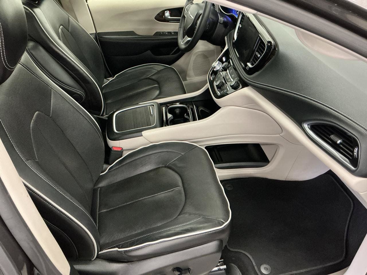 Used 2023 Chrysler Pacifica Limited FWD image 15