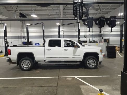 Used 2016 GMC Sierra 2500 Denali w/ Duramax Plus Package AWD/4WD image 3