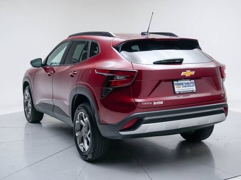 Used 2025 Chevrolet Trax LT FWD image 4