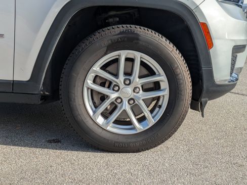 Used 2023 Jeep Grand Cherokee L Laredo image 12