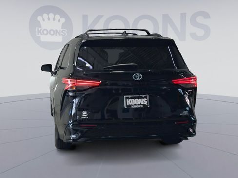 Used 2024 Toyota Sienna XSE w/ XSE Plus Package AWD/4WD image 10