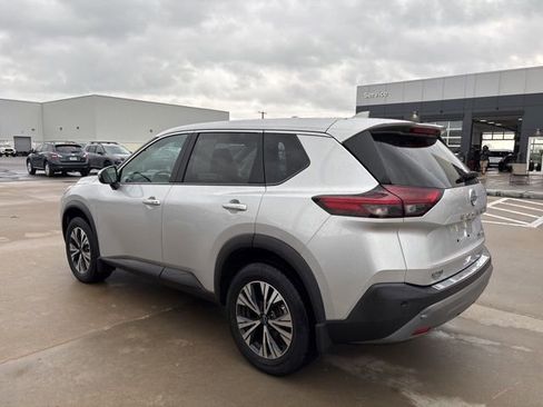 Used 2023 Nissan Rogue SV image 4