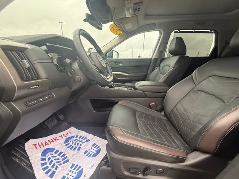 Used 2024 Nissan Pathfinder Platinum image 29