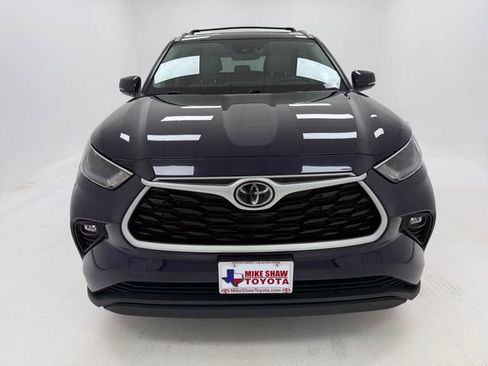 Used 2023 Toyota Highlander XLE FWD image 3