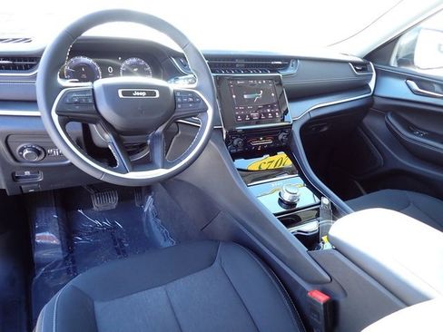 Certified 2023 Jeep Grand Cherokee Laredo image 18