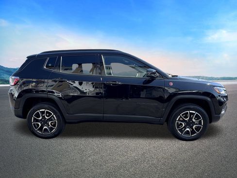 Used 2024 Jeep Compass Trailhawk image 12