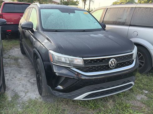 Used 2022 Volkswagen Taos SE FWD image 1