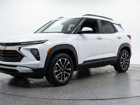 Used 2025 Chevrolet TrailBlazer LT FWD image 3