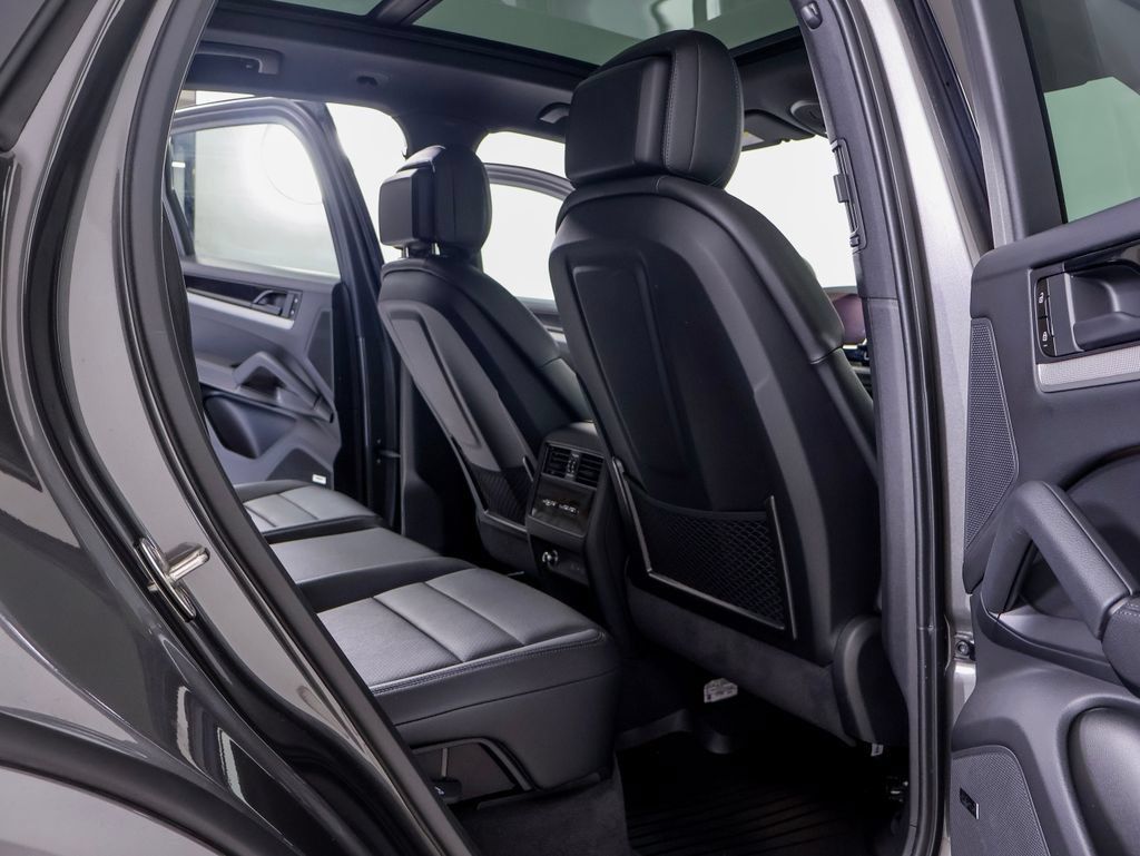 Certified 2026 Porsche Cayenne E-Hybrid AWD/4WD image 7