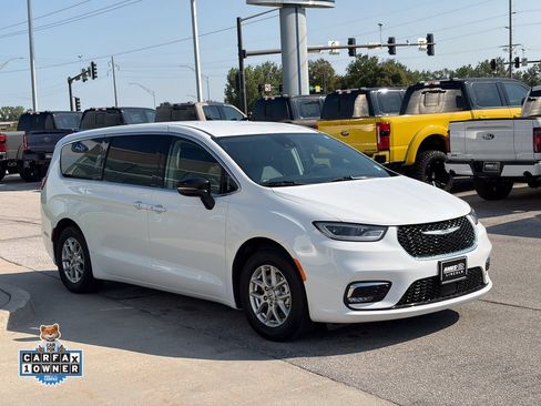 Used 2024 Chrysler Pacifica Touring-L FWD image 7