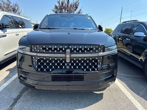 Used 2025 Lincoln Navigator Black Label AWD/4WD image 2