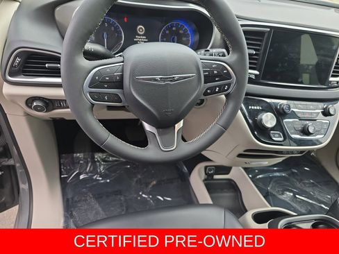 Used 2023 Chrysler Pacifica Touring-L FWD image 16