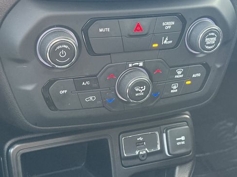 Used 2021 Jeep Renegade Latitude w/ Sun & Sound Group image 19