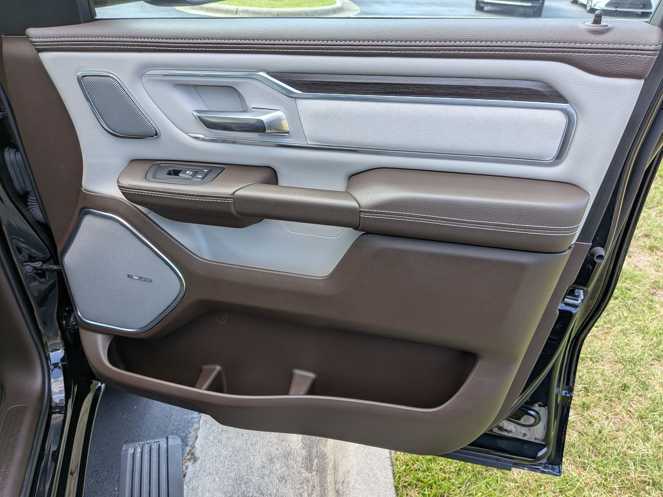 Used 2026 RAM 1500 Laramie AWD/4WD image 24