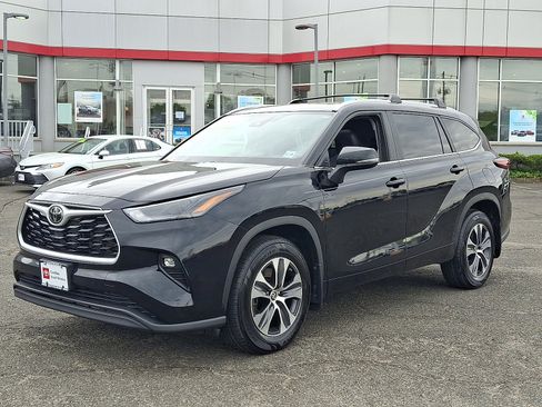 Used 2024 Toyota Highlander XLE AWD/4WD image 3