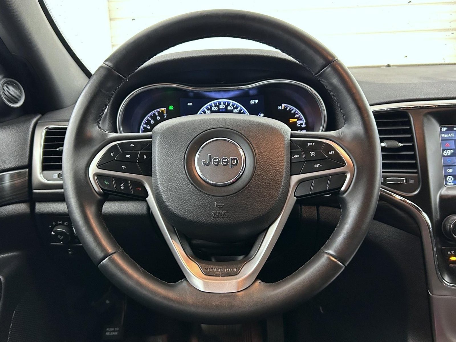 Used 2019 Jeep Grand Cherokee Laredo AWD/4WD image 11