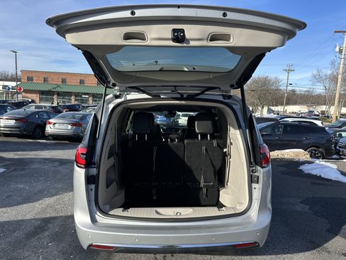 Used 2024 Chrysler Pacifica Touring-L image 31