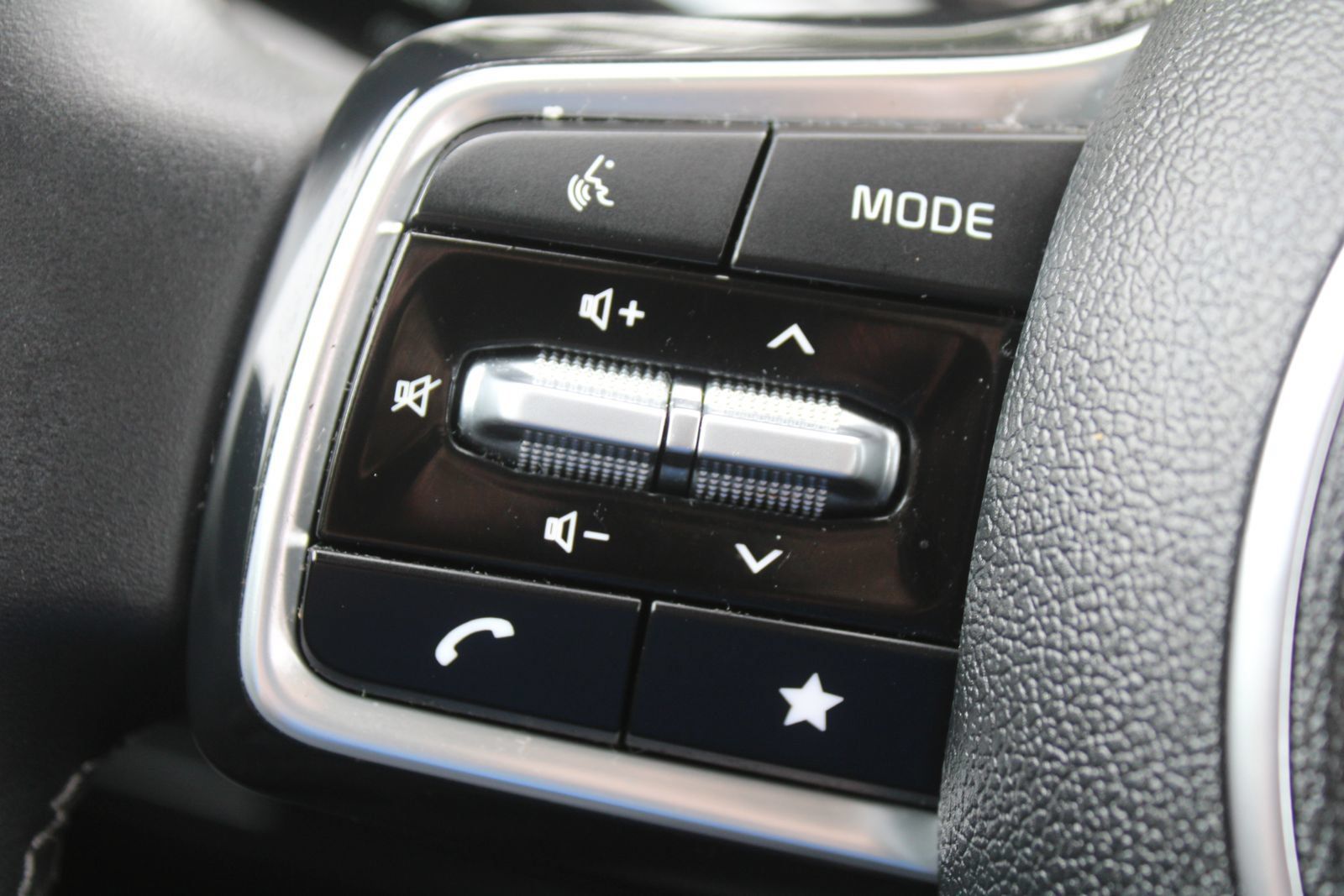 Certified 2025 Kia Sorento S FWD image 26