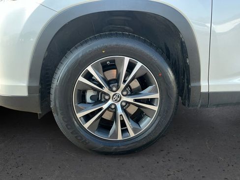 Used 2019 Toyota Highlander Plus FWD image 13