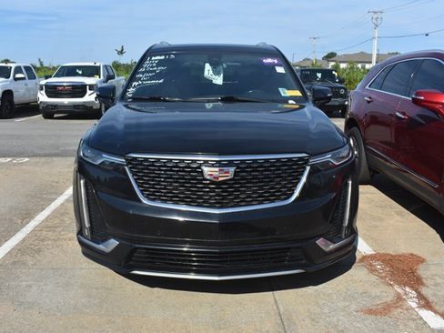 Used 2022 Cadillac XT6 Premium Luxury AWD/4WD image 2