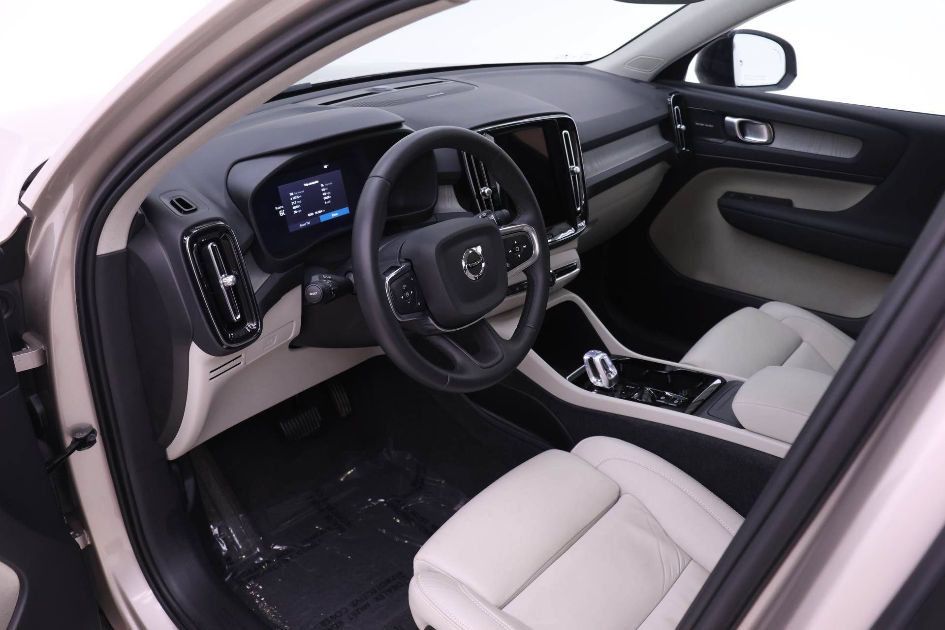 Certified 2024 Volvo XC40 B5 Ultimate w/ Protection Package Premier AWD/4WD image 6