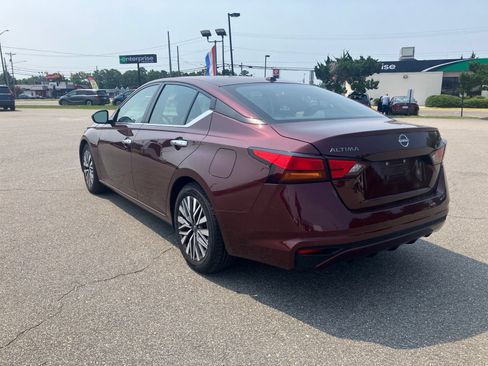 Used 2024 Nissan Altima 2.5 SV FWD image 3
