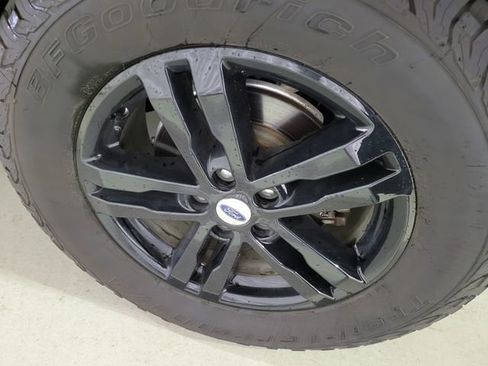 Used 2022 Ford Explorer XLT image 28