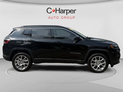 Used 2022 Jeep Compass Latitude w/ Sun and Sound Group AWD/4WD image 2