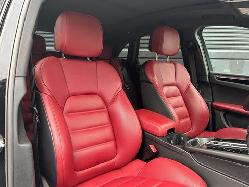 Certified 2023 Porsche Macan S AWD/4WD image 24