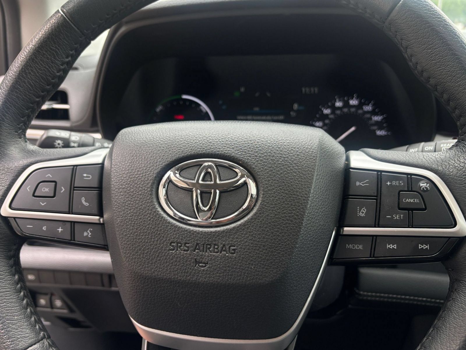 Used 2025 Toyota Sienna XLE FWD image 28