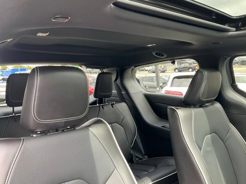 Used 2023 Chrysler Pacifica Limited w/ S Appearance Package FWD image 49