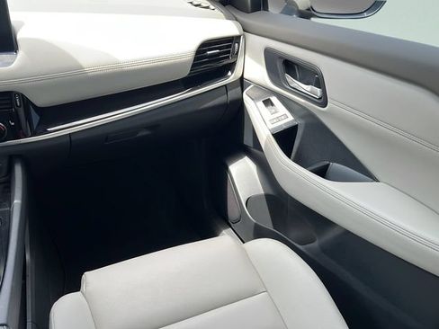 Used 2025 Nissan Rogue SL w/ SL Premium Package FWD image 13