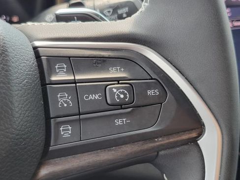 Used 2025 Jeep Grand Cherokee L Limited w/ Black Appearance Package AWD/4WD image 18