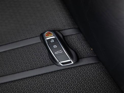 Used 2025 Porsche Cayenne GTS AWD/4WD image 38