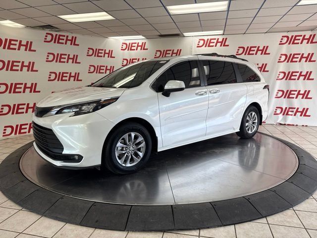 Used 2025 Toyota Sienna XLE w/ XLE Plus Package FWD image 8