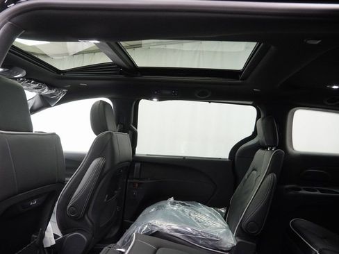 New 2026 Chrysler Pacifica Limited w/ S Appearance Package image 19