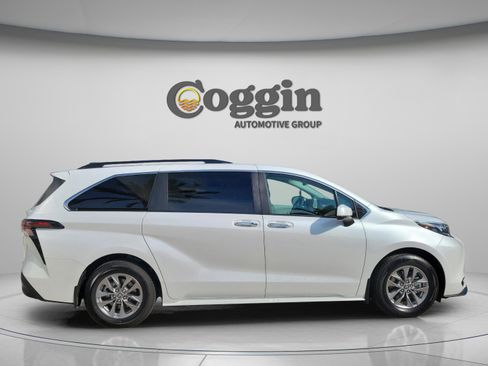 Certified 2026 Toyota Sienna XLE FWD image 4