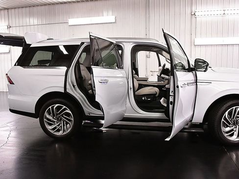 Used 2025 Lincoln Navigator Reserve AWD/4WD image 32