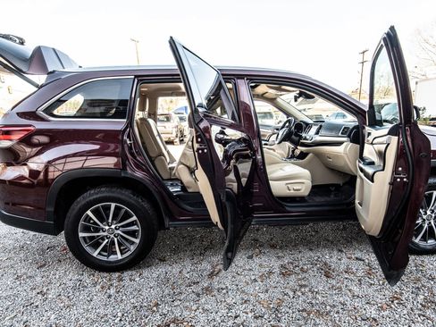 Used 2019 Toyota Highlander XLE image 12