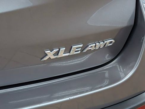 Used 2019 Toyota Highlander XLE AWD/4WD image 5