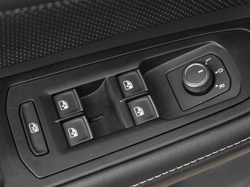 Used 2024 Volkswagen Atlas SE w/ Black Wheel Package image 37