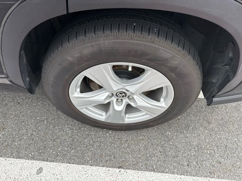 Used 2020 Toyota Highlander LE image 5