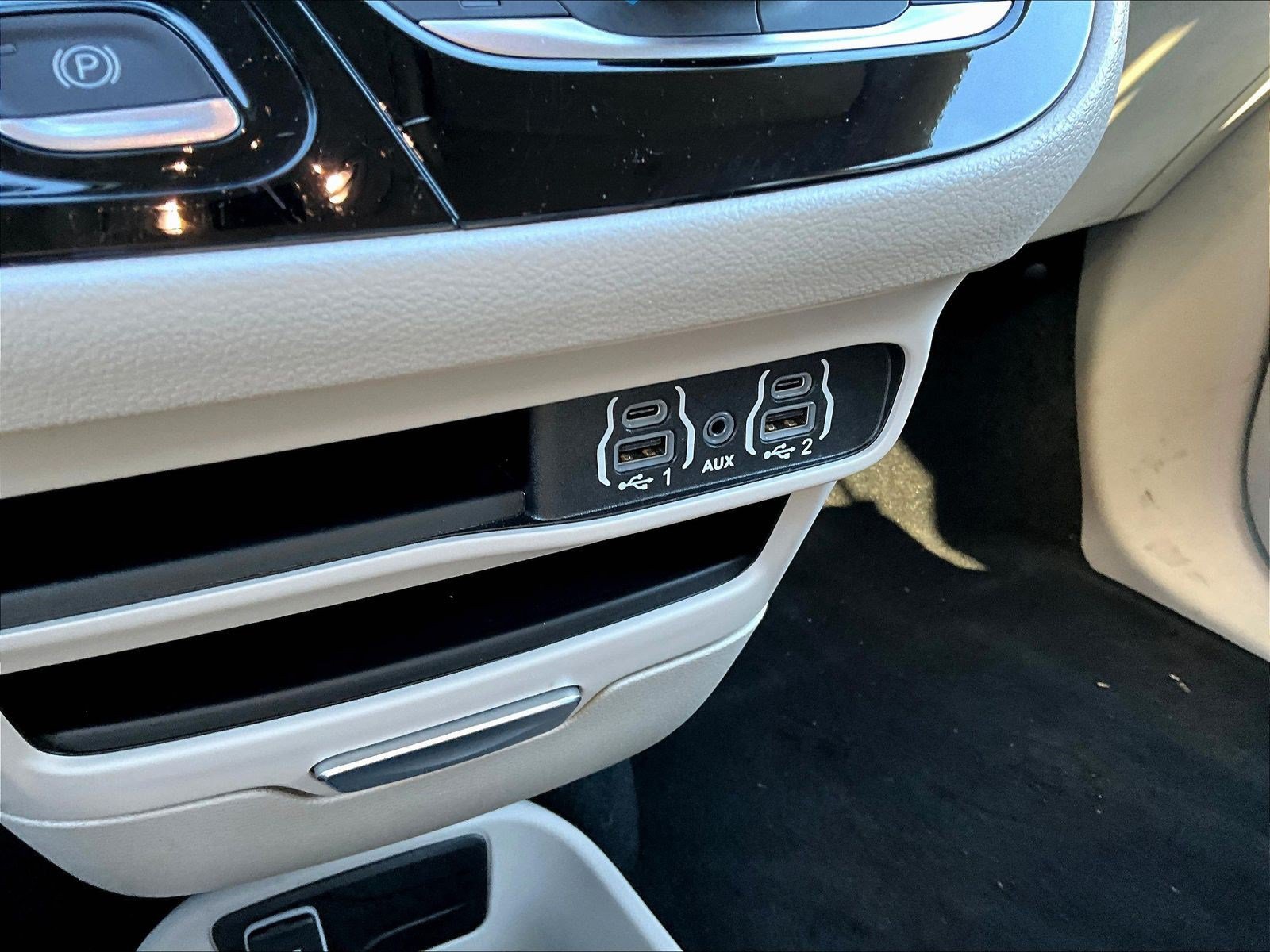 Used 2024 Chrysler Pacifica Touring-L FWD image 15