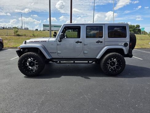 Used 2017 Jeep Wrangler Unlimited Rubicon w/ Connectivity Group AWD/4WD image 8