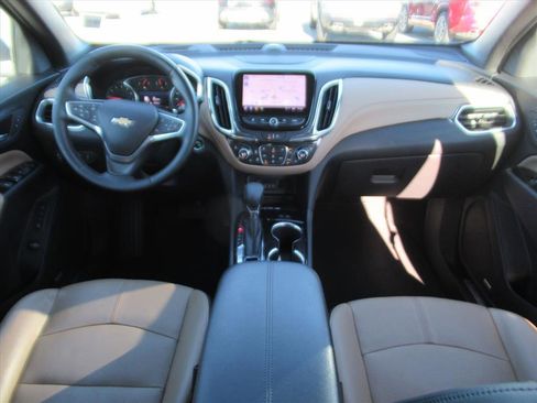 Used 2023 Chevrolet Equinox Premier image 11