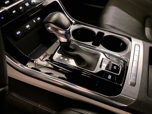 Used 2024 Kia Carnival EX image 16