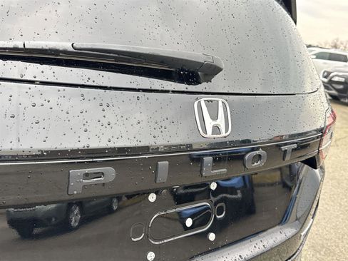 Used 2025 Honda Pilot Touring image 10