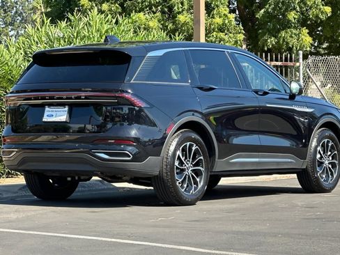Used 2026 Lincoln Nautilus Premier AWD/4WD image 2